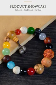 Detailansicht des 18-Samen-Bodhi-Armbands mit verschiedenfarbigen Edelsteinen auf Holz