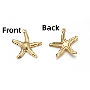 Détails macro de l'avant et de l'arrière d'un pendentif étoile de mer en or 18 carats