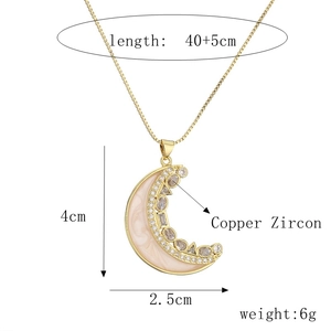 Dettaglio della collana con pendente a mezza luna in rame con zirconi scintillanti