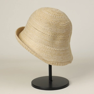 Dettaglio della trama a onde in maglia di un cappello pescatore estivo beige