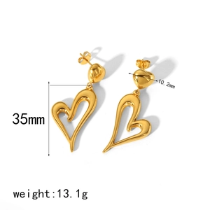 Irregular golden heart earrings in stainless steel with detailed size and weight labels