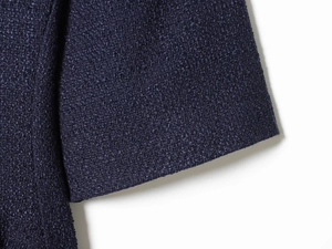 Gros plan sur la texture du tissu tweed bleu foncé montrant le tissage détaillé