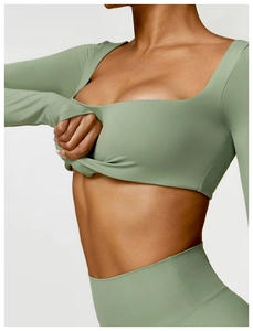 Λεπτομέρεια από sage green crop top με τετράγωνη λαιμόκοψη και ψηλόμεσο κολάν γυμναστικής
