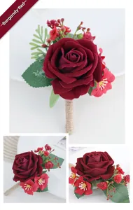 Gros plan détaillé de la boutonnière rose artificielle bordeaux avec tige en jute