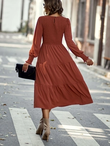 Vue arrière d'une robe maxi marron roux à manches longues avec un dos élastique froncé