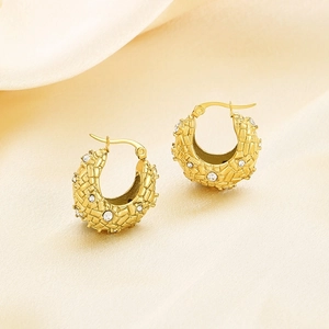 Boucles d'oreilles en acier inoxydable plaqué or 18K avec texture tissée et zircons