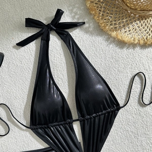 Détail d'un maillot de bain noir métallisé une pièce avec décolleté en V et licou