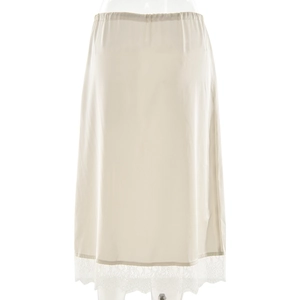 Vue détaillée d'une jupe en satin beige avec taille élastique et bordure en dentelle