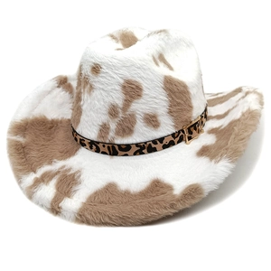 Vue détaillée du chapeau de cowboy en peluche à motif vache et boucle métallique