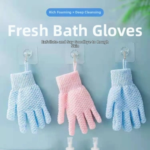 Detailansicht der Nylon Peeling-Handschuhe in Pink und Blau mit praktischer Kordel