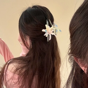 Floral starfish hair clip with rhinestones for beach vacations and elegant seaside styling