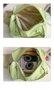 Vue détaillée de l'intérieur spacieux du sac de sport en nylon imperméable vert menthe