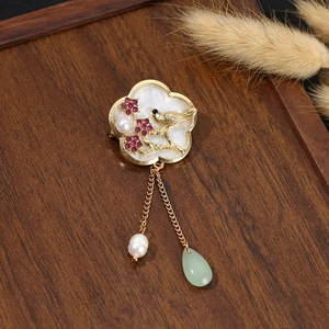 Vintage-Brosche im chinesischen Stil mit Goldblume, rosa Kristall und Perlen