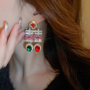 Détail de boucles d'oreilles mariage chinois avec pierres rouges, vertes et Double Bonheur