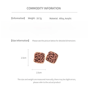 Détail des boucles d'oreilles léopard carrées de 2,5 cm avec infos sur le poids de 10,7 g