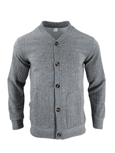 Gros plan du col d'un cardigan gris avec étiquette taille M et détails de composition