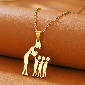 Nahaufnahme der 18K vergoldeten Kette mit Silhouette von Mutter und Kindern