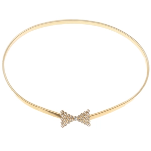 Détail de la chaîne de taille dorée élastique avec boucle nœud en strass pour robes