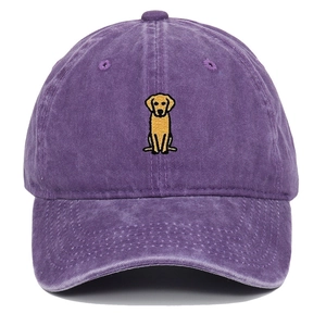 Détail de la casquette en coton lavé violet avec broderie de chien jaune