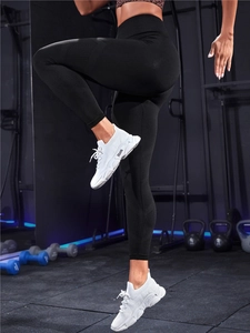 Dettaglio dei leggings da yoga a vita alta senza cuciture con tessuto a maglia elastica