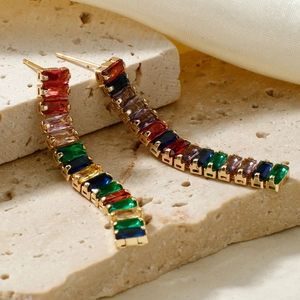 Boucles d'oreilles pendantes dorées avec glands en cristal multicolore sur socle pierre