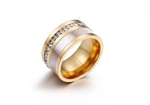 Dettaglio anello largo 12mm placcato oro 18K con inserto in conchiglia e zirconi