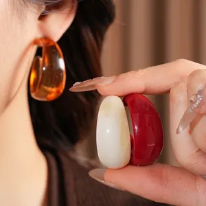 Fashionable resin C-shaped hoop earrings in amber and cream marble textures for women