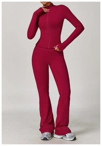 Détail de l'ensemble de yoga bordeaux avec veste à passe-pouce et pantalon évasé de sport