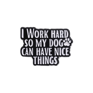 Pin's en émail noir avec texte I WORK HARD SO MY DOG CAN HAVE NICE THINGS et patte