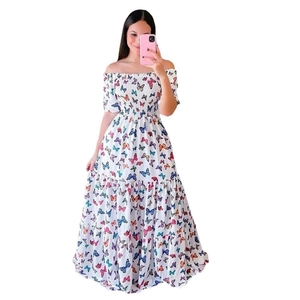 Detail des weißen schulterfreien Kleides mit elastischer Taille und buntem Schmetterlingsdruck