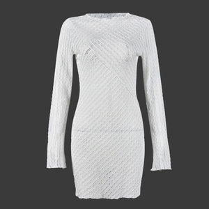 Gros plan sur la mini-robe blanche à manches longues avec texture dentelle en maille sergée