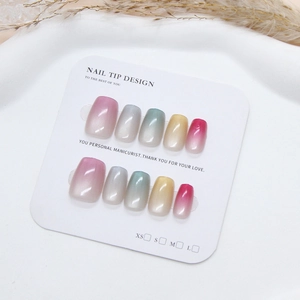 Set unghie finte arcobaleno effetto cat-eye sfumato con glitter in cinque colori vivaci