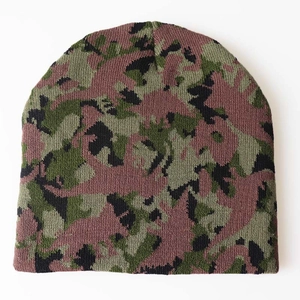 Detailansicht einer hochwertigen Camouflage-Strickmütze mit weicher Jacquard-Textur
