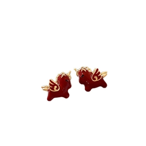 Boucles d'oreilles pégase en émail rouge avec ailes dorées et tiges en argent pur