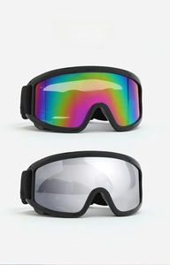 Detalle de lentes de espejo de colores y plateadas en gafas ajustables para perros