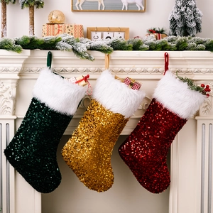 Chaussettes de Noël à paillettes vertes dorées et rouges avec fausse fourrure