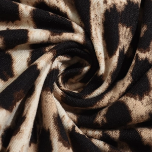Détail macro du tissu à imprimé léopard avec une texture douce et fluide