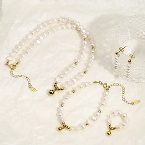Mise à plat de bijoux en perles d'eau douce et billes d'or avec collier et boucles