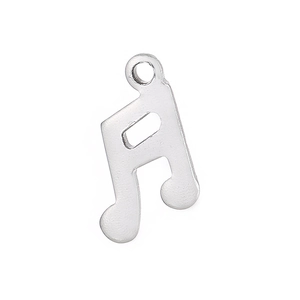 Vue détaillée d'un pendentif note de musique en argent poli pour colliers et boucles