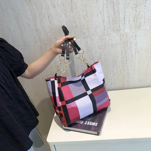 Borsa tote a scacchi chic con catena dorata in blocchi di colore rosso rosa nero bianco