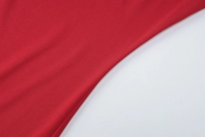 Gros plan de la texture du tricot rouge avec détails fendus sur une robe longue élégante