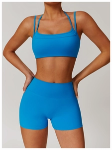 Détail du short de yoga taille haute et du soutien-gorge à doubles bretelles bleu roi