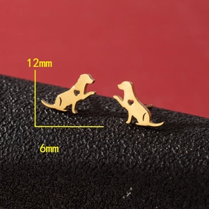 Boucles d'oreilles chiot dorées minimalistes avec cœur ajouré et patte levée