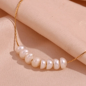 Detalle de cadena de serpiente chapada en oro 18K con 8 perlas de agua dulce en seda