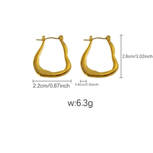 Boucles d'oreilles vagues dorées avec mesures de taille et poids sur fond blanc