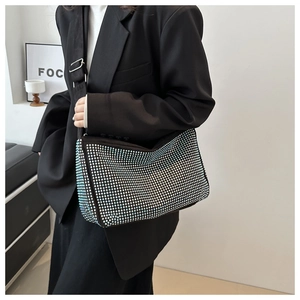 Sac bandoulière en strass bleus avec large sangle, porté par un mannequin en studio