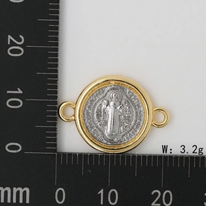 Detail view of a two-tone religious medal connector on a scale measuring 3.2g and 24mm