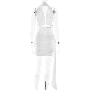 Vue détaillée du dos d'une robe blanche dos nu avec dentelle et ruban élégant sur le côté