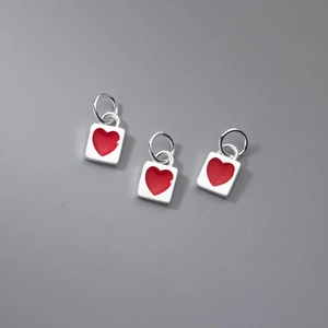 Tre ciondoli quadrati in argento S925 con cuore in smalto rosso su sfondo grigio scuro
