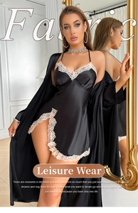 Détail de la nuisette en satin de soie noir avec dentelle blanche et fente latérale